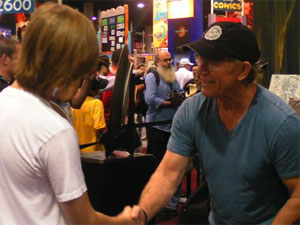 Lance Henriksen having fun at Comic_con 2005