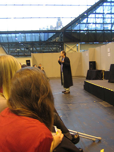 Lance Henriksen addresses the audience at Collectormania Manchester (Nov 07)- click for full size.